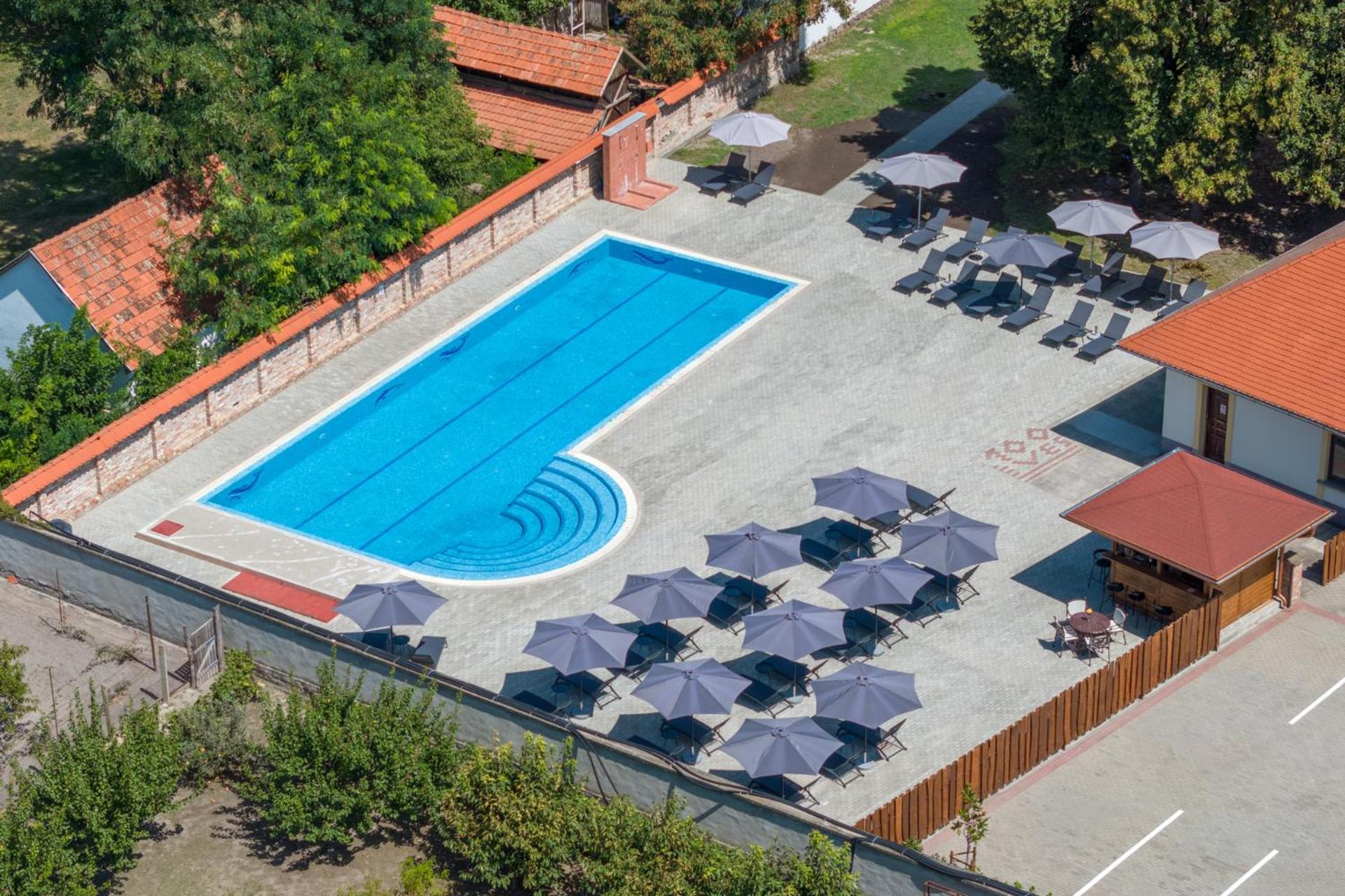 100 Eves Fogado B&B 3*